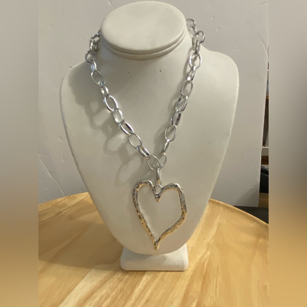 PENDANT NECKLACE
